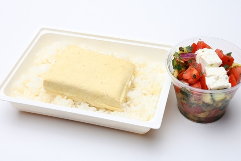 Mézes-mustáros tofu, rizs, Görögsaláta Mézes-mustáros tofu, rizs, Görögsaláta