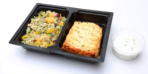 Fűszeres grillsajt, Karamellizált őszibarackos tabbouleh saláta, Mentás joghurt öntet