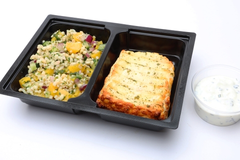 Fűszeres grillsajt, Karamellizált őszibarackos tabbouleh saláta, Mentás joghurt öntet