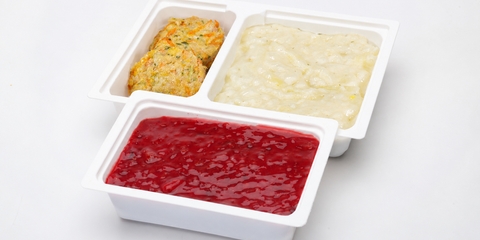 Joghurtos, kapros tökfőzelék (zabpehelyliszttel), sárgarépás pulykafasírt, Kukoricafelfújt szederöntet (280g)