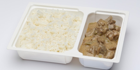 Stroganoff vadragu (szalonna, uborka, gomba, tejszín, mustár), párolt rizs