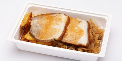 Bőrös malacsült, tepsis burgonya, pezsgős káposzta