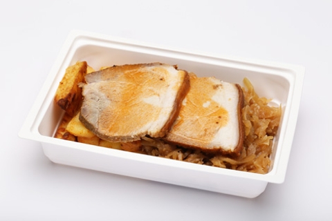 Bőrös malacsült, tepsis burgonya, pezsgős káposzta