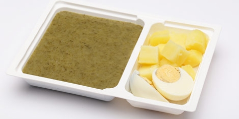 Sóskafőzelék, főtt burgonya, főtt tojás Sóskafőzelék, főtt burgonya, főtt tojás