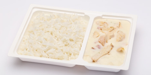 Sült csirkemell baconos, krémes szószban, rizs