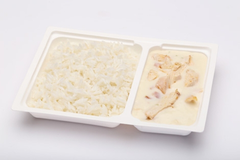 Sült csirkemell baconos, krémes szószban, rizs