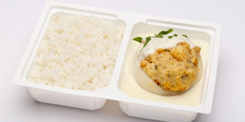 Jércehússal töltött idei karalábé tejszínes szószban, rizs