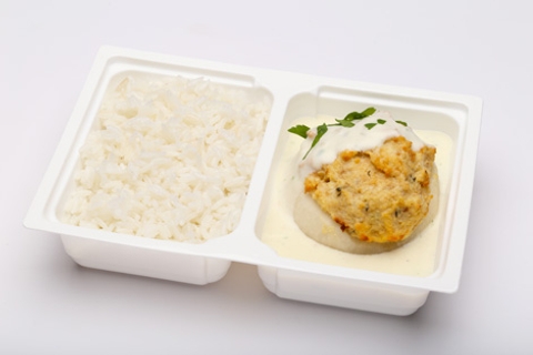 Jércehússal töltött idei karalábé tejszínes szószban, rizs