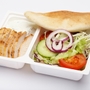 Csirke-gyros, friss salátával, krémfehérsajtos öntettel, Pita