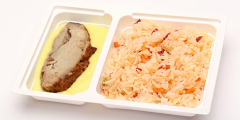 Sült csirkemell curryszószban, pirított zöldséges rizs