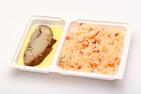 Sült csirkemell curryszószban, pirított zöldséges rizs