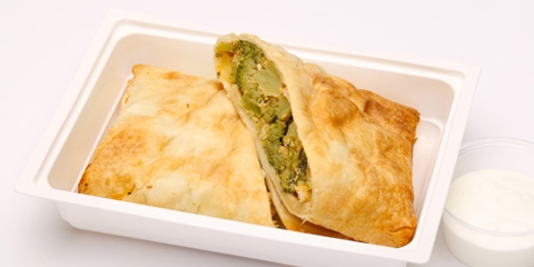 Csirkés brokkolis Quesadilla (tortilla lapok közé töltve, sajttal, tejföllel sütve), fűszeres tejföl