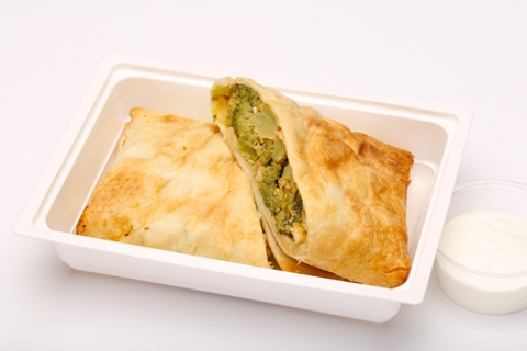 Csirkés brokkolis Quesadilla (tortilla lapok közé töltve, sajttal, tejföllel sütve), fűszeres tejföl