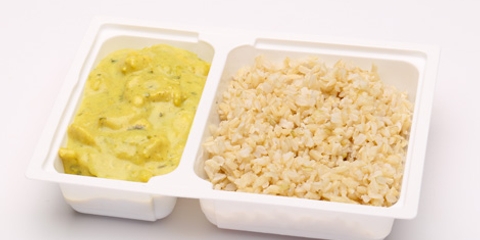 Indiai csirke korma (fűszeres, kókusztejes csirkeragu), barna rizs