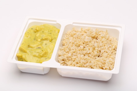 Indiai csirke korma (fűszeres, kókusztejes csirkeragu), barna rizs