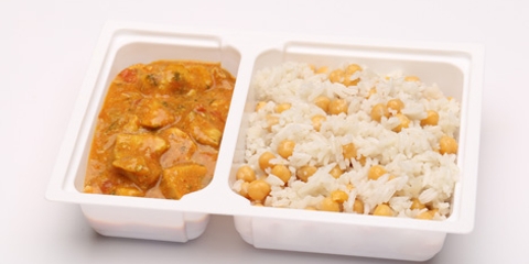 Indiai csirke curry (fűszeres, paradicsomos-tejszínes csirkeragu), csicseriborsós fűszeres rizs