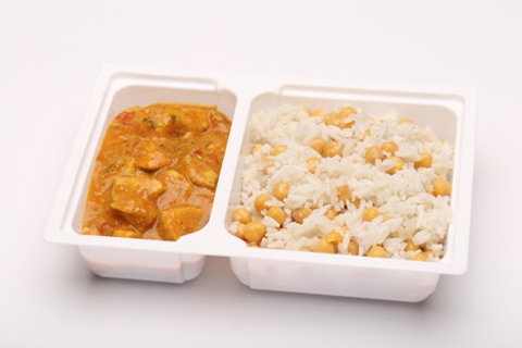 Indiai csirke curry (fűszeres, paradicsomos-tejszínes csirkeragu), csicseriborsós fűszeres rizs
