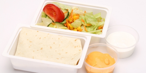 Csirke fajitas (tortillába töltött fűszeres hús, zöldséggel, mártásokkal), fűszeres tejföl, sajtszósz