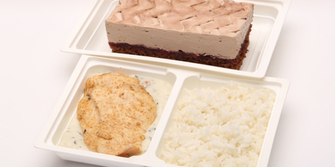 Sült csirkemell baconos, krémes szószban, rizs, Fekete-erdő szelet (190g)