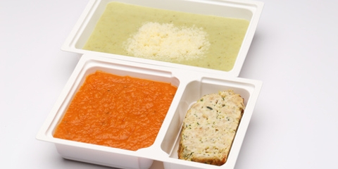 Parmezános brokkolikrémleves, Cukkinis csirkefasírt zabpehellyel, bazsalikomos répapüré