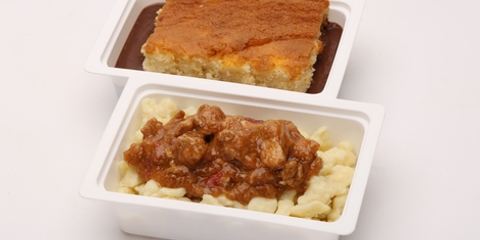 Sertéspörkölt, galuska, Barackos piskóta, csokis öntet (250g)