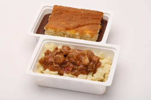 Sertéspörkölt, galuska, Barackos piskóta, csokis öntet (250g)