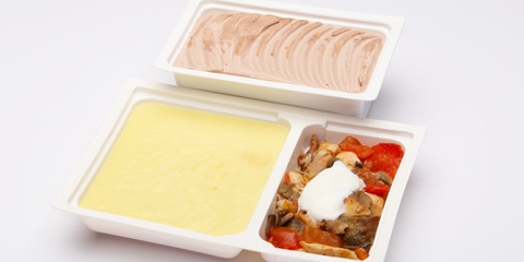 Boglyás csirkefalatok, burgonyapüré, Fekete-erdő szelet (190g) Boglyás csirkefalatok, burgonyapüré, Fekete-erdő szelet (190g)