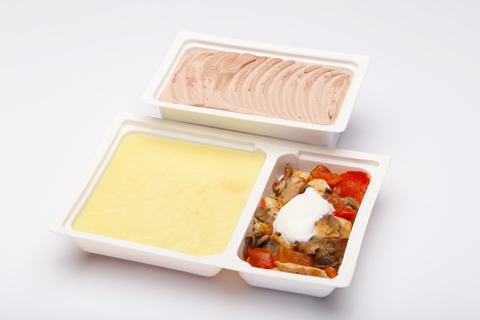 Boglyás csirkefalatok, burgonyapüré, Fekete-erdő szelet (190g) Boglyás csirkefalatok, burgonyapüré, Fekete-erdő szelet (190g)