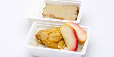 Karamellizált, rozmaringos, almás sült csirkecomb, rizs, Édes álom (piskóta, vaníliakrém, kávéöntet) (230g)