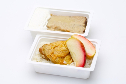 Karamellizált, rozmaringos, almás sült csirkecomb, rizs, Édes álom (piskóta, vaníliakrém, kávéöntet) (230g)