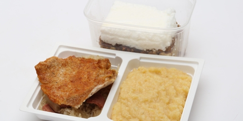 Elzászi sertésszelet (párolt savanyú káposzta), hagymás törtburgonya, Máglyarakás (200g)