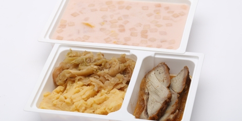 Almás, barackos ribizlileves, Pulykacombfilé sütve, törtburgonya, párolt káposzta