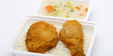 Tejfölös zöldségleves, Rántott csirkecomb, rizs