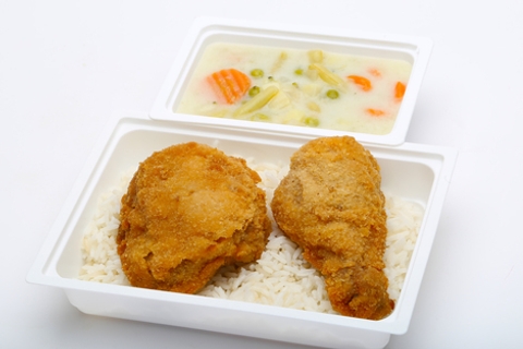 Tejfölös zöldségleves, Rántott csirkecomb, rizs