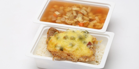 Zöldséges karalábéleves, Gellért sertésszelet (zöldborsó, sonka), rizs